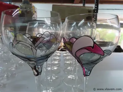Deels gekleurde glazen – kavel bij Vlavem