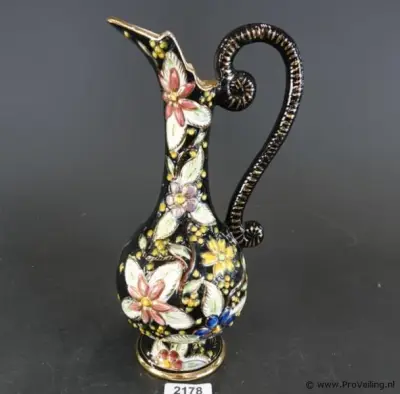 Handgeschilderde vintage keramische kan of ewer van Hubert Bequet Quaregnon uit België, te herkennen aan het zwarte geglazuurde aardewerk met goude… – kavel bij ProVeiling, Wagenin