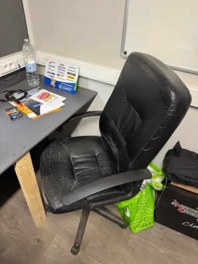 Lot de 3 chaises de bureau + bureau – kavel bij Auctionline