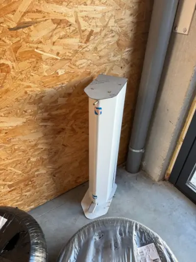 Une table haute + un distributeur de gel – kavel bij Auctionline