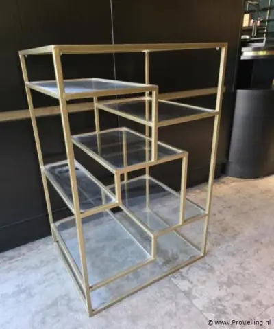 Displaykast v.v. goudkleurig metalen frame en glazen planken – kavel bij ProVeiling, Rotterdam