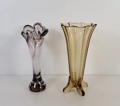 Set van 2 decoratieve glazen vazen – kavel bij De Kringwinkel, Turnhout