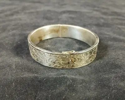 Antieke zilveren armband met gravure en sluiting – kavel bij De Kringwinkel, Turnhout