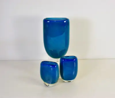 Set van drie handgemaakte blauwglazen vazen – kavel bij De Kringwinkel, Turnhout