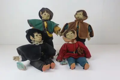 Set van 4 Vintage D’Anton Jos ’Magic Elfos’ Poppen – kavel bij De Kringwinkel, Izegem