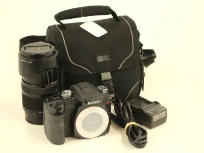 Sony Alpha 100 digitale spiegelreflexcamera met zoomlens en accessoires – kavel bij De Kringwinkel, Antwerpen
