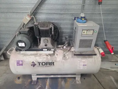 riemgedreven compressor Teknokom – kavel bij Auctim, Verrebroek