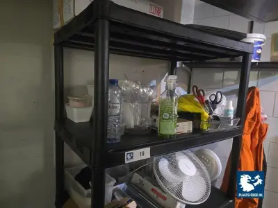 1 x Wandstelling met diverse inhoud, RVS wandplanken, disposables, keukengerei etc – kavel bij Plaats Je Bod, Amsterdam