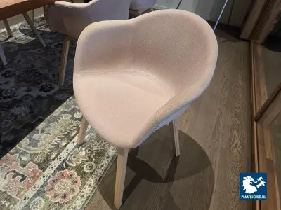 8 x gestoffeerde design (kuip) stoel met houten poten – kavel bij Plaats Je Bod, Amsterdam