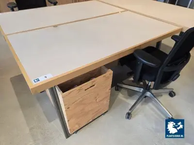 1 x Formica bureau met houtenrand en stalen poten, bureaustoel met armleggers en verrijdbaar ladeblok met div. inhoud – kavel bij Plaats Je Bod, Amsterdam