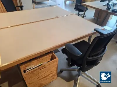 1 x Formica bureau met houtenrand en stalen poten, bureaustoel met armleggers en verrijdbaar ladeblok met div. inhoud – kavel bij Plaats Je Bod, Amsterdam