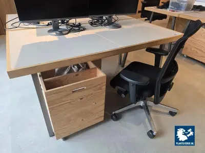 1 x Formica bureau met houtenrand en stalen poten, bureaustoel met armleggers en verrijdbaar ladeblok met div. inhoud – kavel bij Plaats Je Bod, Amsterdam