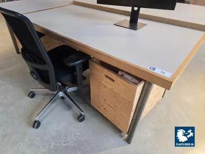 1 x Formica bureau met houtenrand en stalen poten, bureaustoel met armleggers en verrijdbaar ladeblok met div. inhoud – kavel bij Plaats Je Bod, Amsterdam