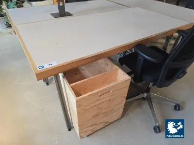 1 x Formica bureau met houtenrand en stalen poten, bureaustoel met armleggers en verrijdbaar ladeblok met div. inhoud – kavel bij Plaats Je Bod, Amsterdam