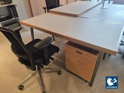 1 x Formica bureau met houtenrand en stalen poten, bureaustoel met armleggers en verrijdbaar ladeblok met div. inhoud – kavel bij Plaats Je Bod, Amsterdam