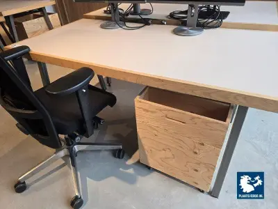 1 x Formica bureau met houtenrand en stalen poten, bureaustoel met armleggers en verrijdbaar ladeblok met div. inhoud – kavel bij Plaats Je Bod, Amsterdam