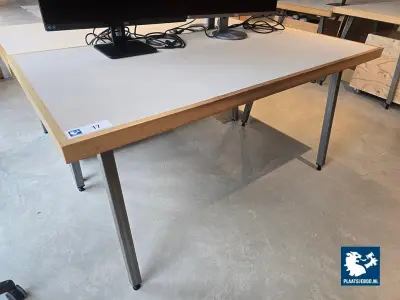 1 x Formica bureau met houtenrand en stalen poten – kavel bij Plaats Je Bod, Amsterdam