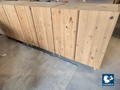 7 x 2-Deurs grenen kast met diverse inhoud – kavel bij Plaats Je Bod, Amsterdam