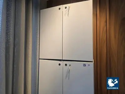 2 x 2-Deurs kast met 2-deurs opzetkast met diverse inhoud – kavel bij Plaats Je Bod, Amsterdam