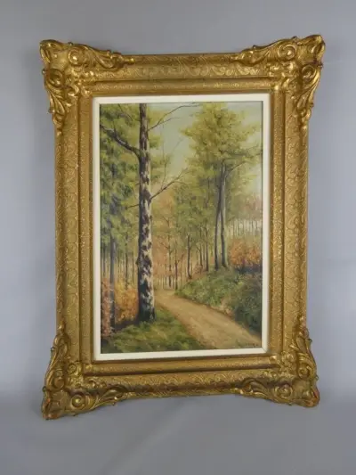 Schilderij met boslandschap in goudkleurige lijst – kavel bij De Kringwinkel, Diest