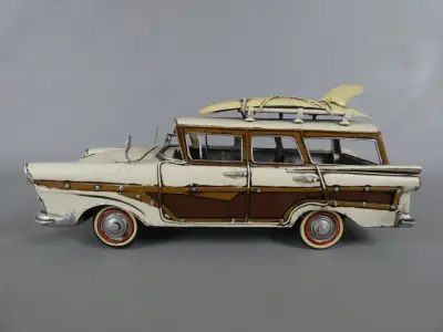 Decoratief metalen modelauto met surfplanken uit 1957 – kavel bij De Kringwinkel, Diest