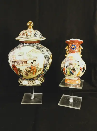Twee Chinese sierstukken in Satsuma-stijl met moriage decor – kavel bij De Kringwinkel, Turnhout