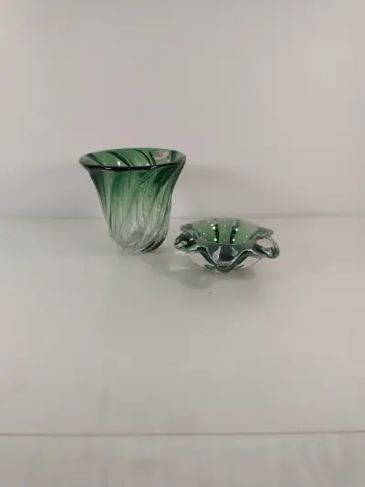 Set van 2 groene glazen decoratieve schaaltjes – kavel bij De Kringwinkel, Turnhout