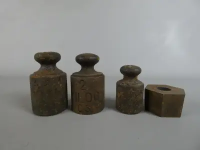 Set van vier gietijzeren gewichten – kavel bij De Kringwinkel, Diest