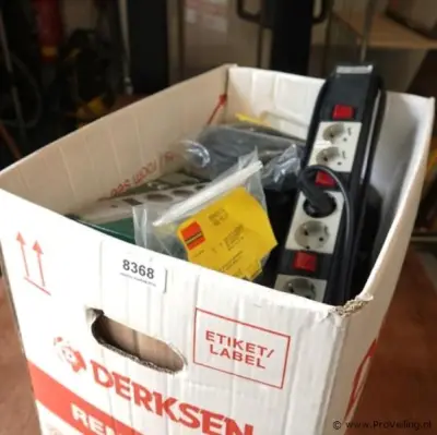 Partij stekkerdozen e.d. gebruikt en ongebruikt in doos – kavel bij ProVeiling, Wageningen