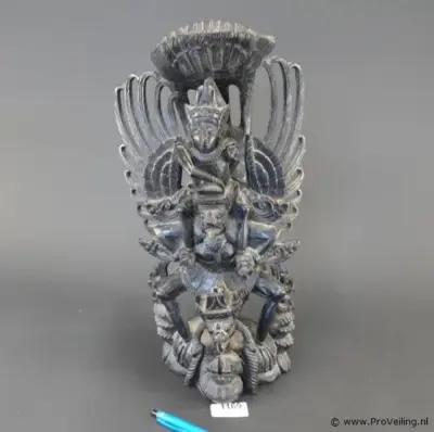 In hout gesneden Indisch beeld van de god Vishnu (Wisnu) op de mythische vogel Garuda – kavel bij ProVeiling, Nederland