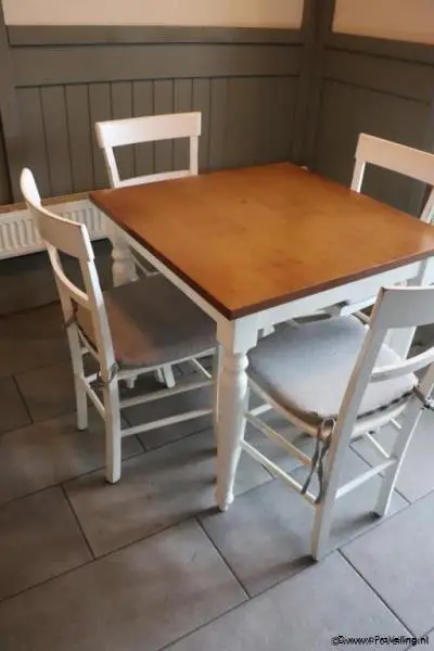Eettafel incl. 4 stoelen - 80x80x74cm – kavel bij ProVeiling, Emmeloord