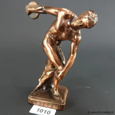 Koperen beeld Discobolos (Discuswerper), gebaseerd op het klassieke Griekse origineel van Myron – kavel bij ProVeiling, Nederland