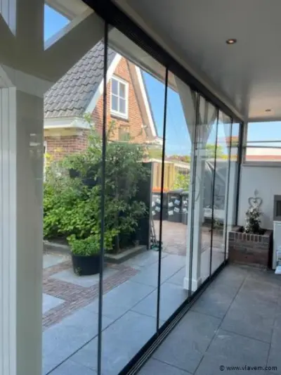 Compleet Glazen schuifdeursysteem 3 deurs, veiligheidsglas 10 mm, 2400 mm breed, 3 stuks deuren 820 mm 2100 mm hoog, Mat zwart Ral 9005 – kavel bij Vlavem