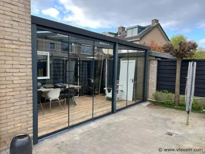 Compleet Glazen schuifdeursysteem 3 deurs, veiligheidsglas 10 mm, 2400 mm breed, 3 stuks deuren 820 mm 2150 mm hoog, Mat zwart Ral 9005 – kavel bij Vlavem