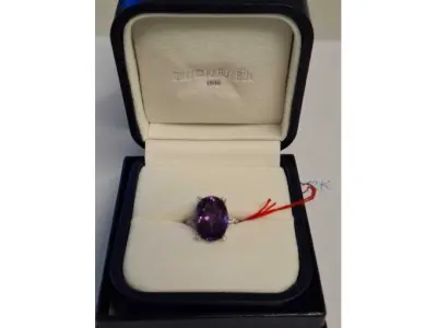 1 Ring *** 18 Karat Weißgold *** mit Besatz violetter Farbstein ** Bucherer – kavel bij Zoll-Auktion, München