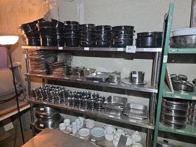 Grote partij klein keuken materiaal – kavel bij Auctim, Tournai