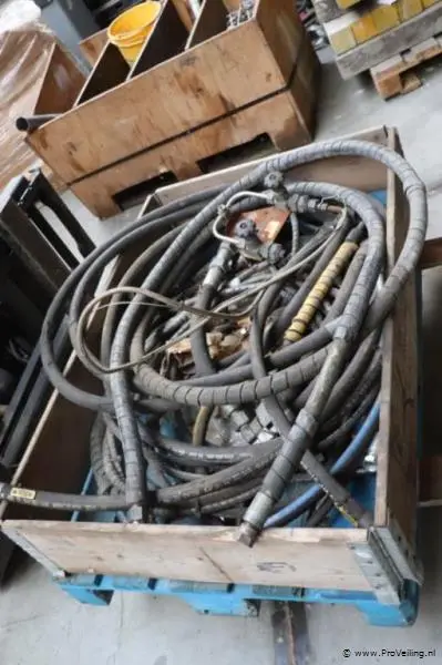 Partij slangen o.a. HANSA-FLEX Hydrauliekslang EN 856 4SP 19 – kavel bij ProVeiling, Waddinxveen