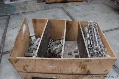 Partij bevestigingsmaterialen in kist o.a. moeren – kavel bij ProVeiling, Waddinxveen