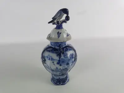 Handbeschilderde Delfts blauwe dekselvaas met vogelbekroning – kavel bij De Kringwinkel, Heverlee