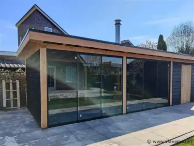 Compleet Glazen schuifdeursysteem 3 deurs, veiligheidsglas 10 mm, 2400 mm breed, 3 stuks deuren 820 mm 2100 mm hoog, Mat zwart Ral 9005 – kavel bij Vlavem