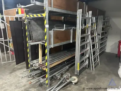 Lot steigeronderdelen, bestaande uit diverse metalen frames, liggers, houten platforms en verstelbare voeten – kavel bij Appelboom