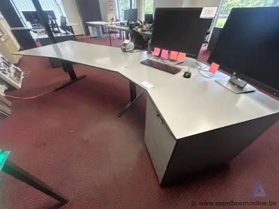 L-vormig kantoorbureau met ladeblok, afmetingen 250 x 100 cm – kavel bij Appelboom
