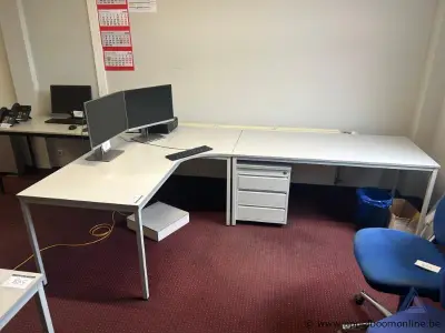 L-vormig kantoorbureau met afsluitbaar ladeblok, 280x180cm – kavel bij Appelboom