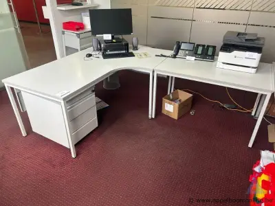 L-vormig kantoorbureau met ladeblok, afmetingen 180 x 240 cm – kavel bij Appelboom