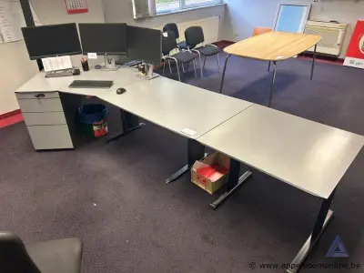 L-vormig kantoorbureau met ladeblok. 250 x 80 cm – kavel bij Appelboom