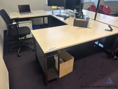 L-vormig kantoorbureau, afmetingen 250 x 170 cm – kavel bij Appelboom