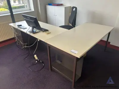 L-vormig kantoorbureau, afmetingen 250 x 170 cm – kavel bij Appelboom