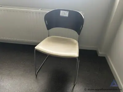 8 stoelen in skai bekleed – kavel bij Appelboom