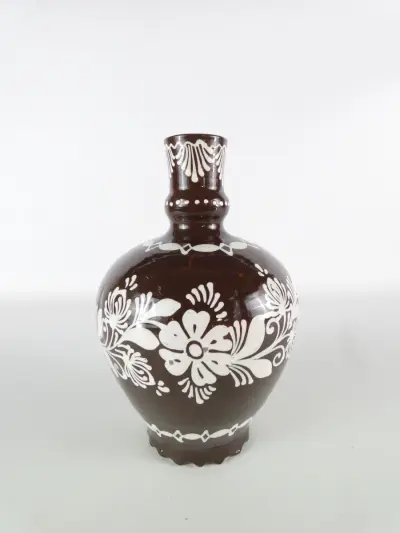 Vintage Hongaarse keramische vaas – Bruin met witte bloemen – kavel bij De Kringwinkel, Heverlee