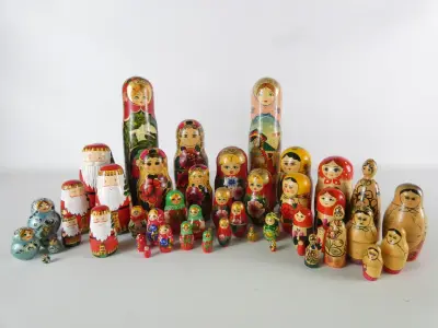Verzameling Russische matroesjka- en baboesjkapoppen – handbeschilderd, diverse uitvoeringen – kavel bij De Kringwinkel, Heverlee